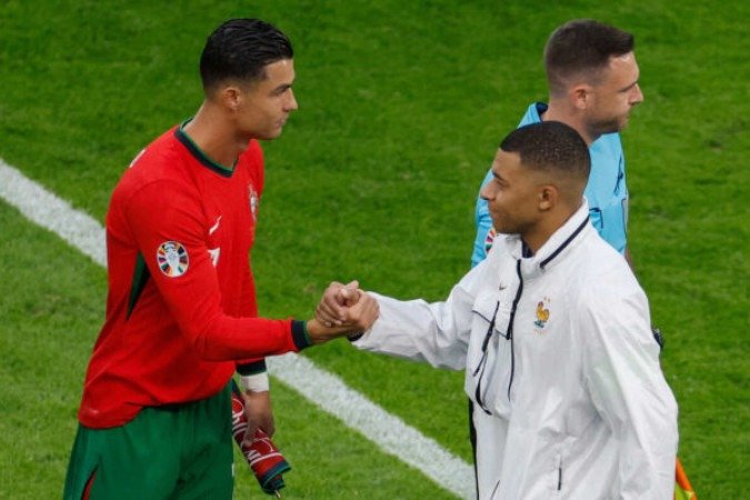  Portugal's forward #07 Cristiano Ronaldo (L) shakes hands with 's forward #10 Kylian Mbappe before the start of the UEFA Euro 2024 quarter-final football match between Portugal and  at the Volksparkstadion in Hamburg on July 5, 2024. (Photo by Odd ANDERSEN / AFP)
     -  (crédito:  AFP via Getty Images)