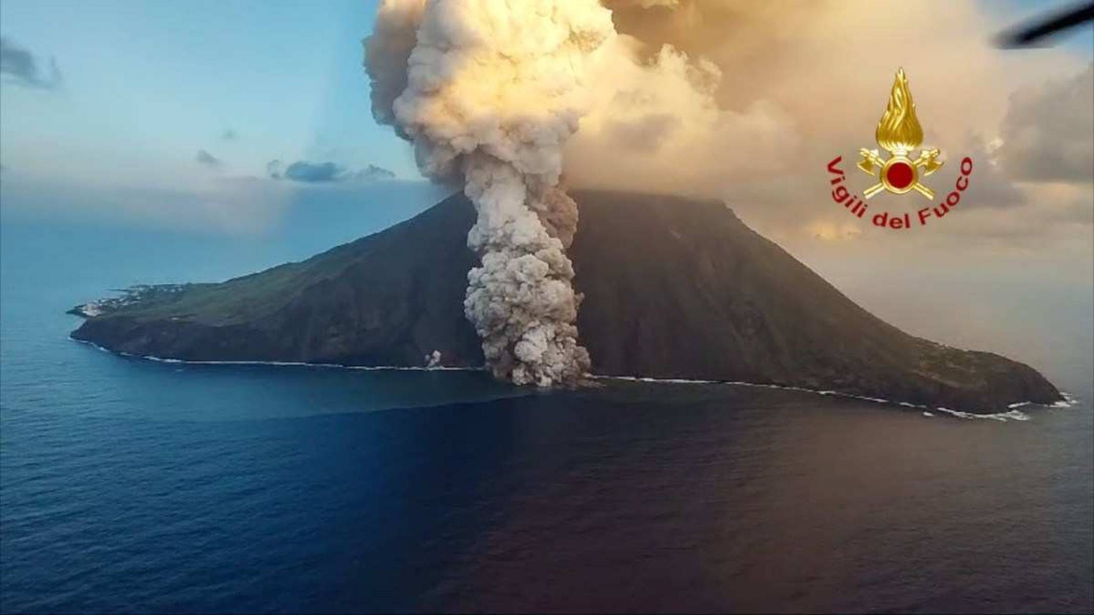 Voos cancelados após alerta vermelho por erupção do vulcão Etna, na Itália