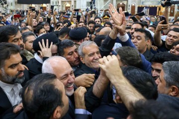 Masoud Pezeshkian (C) é festejado por simpatizantes, durante visita ao mausoléu do aiatolá Ruhollah Khomeini, em Teerã -  (crédito: Atta Kenare/AFP)