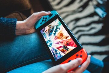 O Switch 2, que conta com novas características, como controles que também podem ser utilizados como mouse de computador, custa 449,99 dólares (2.520 reais) nos Estados Unidos -  (crédito: Erik Mclean/Unsplash)
