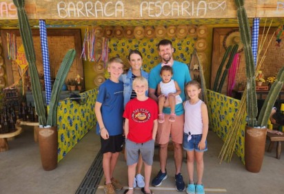 Amber com o marido e os filhos aproveitando um pedacinnho do nordeste na capital -  (crédito: Eduarda Esposito)