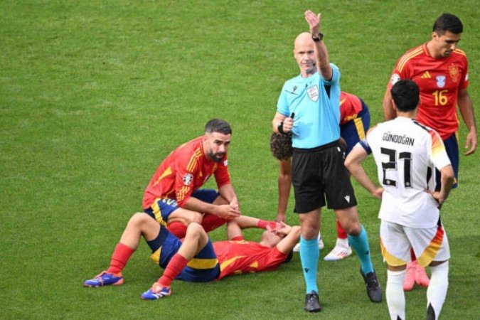 Pedri leva a mão ao rosto e cai no gramado, contra a Alemanha - (crédito: Foto: Kirill Kudryavtsev/AFP via Getty Images) Pedri leva a mão ao rosto e cai no gramado, contra a Alemanha - (crédito: Foto: Kirill Kudryavtsev/AFP via Getty Images)