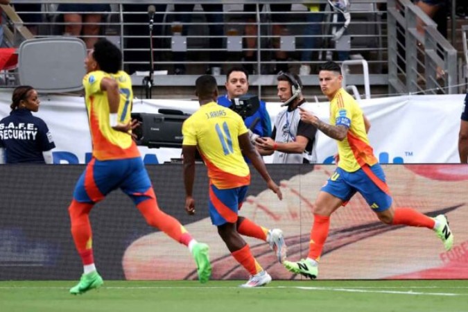  Colombia's midfielder #10 James Rodriguez (R) celebrates scoring his team's second goal from the penalty spot during the Conmebol 2024 Copa America tournament quarter-final football match between Colombia and Panama at State Farm Stadium in Glendale, Arizona, on July 6, 2024. (Photo by Chris CODUTO / AFP) (Photo by CHRIS CODUTO/AFP via Getty Images)
     -  (crédito:  AFP via Getty Images)