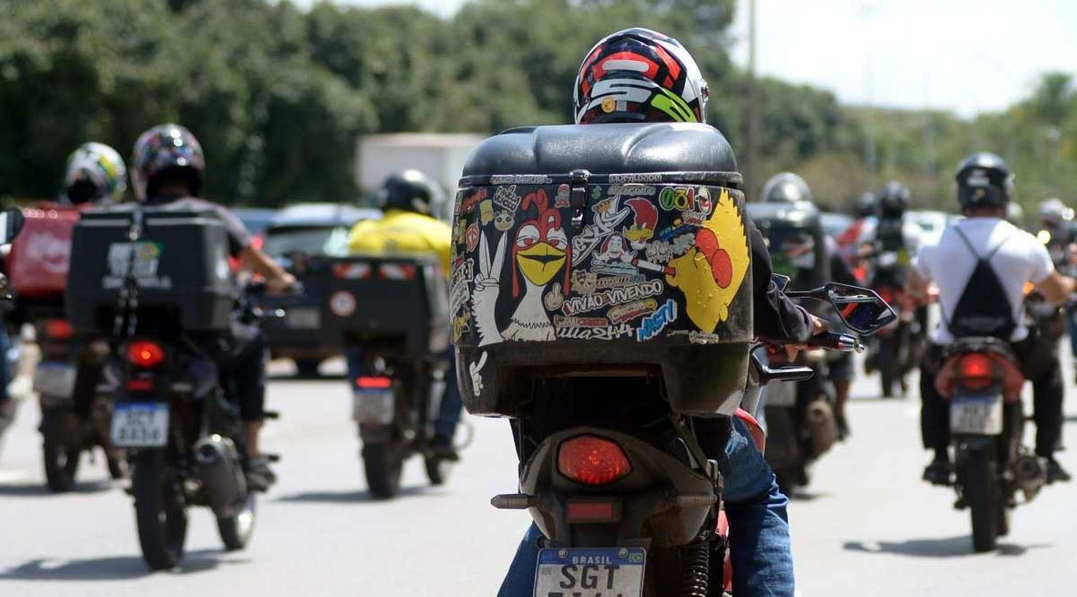 Para sobreviver, motociclistas vivem rotina perigosa