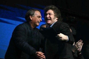 Milei chamou Bolsonaro de presidente e disse que é 'sempre um prazer estar entre os amigos' -  (crédito: Evaristo Sá/AFP)