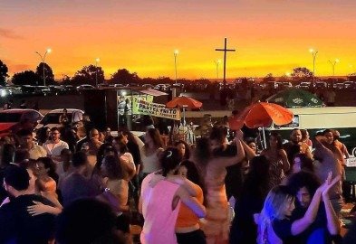  Festança começou com 50 dançantes e cresceu com a ajuda das redes sociais e pelo boca a boca