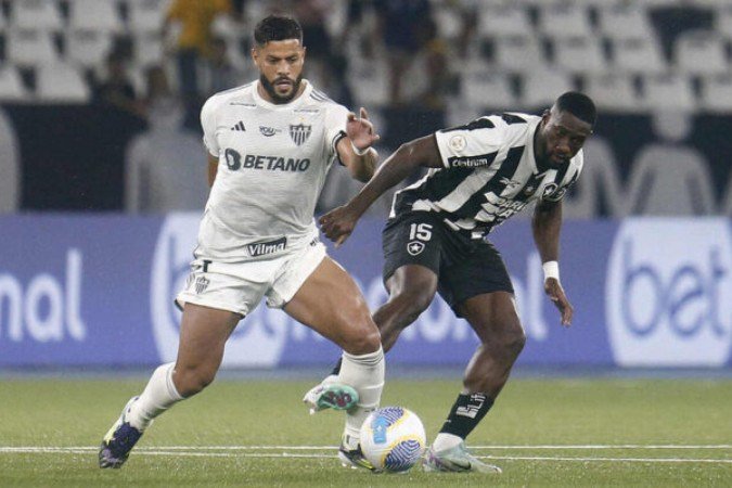 Hulk e Bastos durante disputa de bola em jogo no Nilton Santos - (crédito: Foto: Vitor Silva/Botafogo) Hulk e Bastos durante disputa de bola em jogo no Nilton Santos - (crédito: Foto: Vitor Silva/Botafogo)