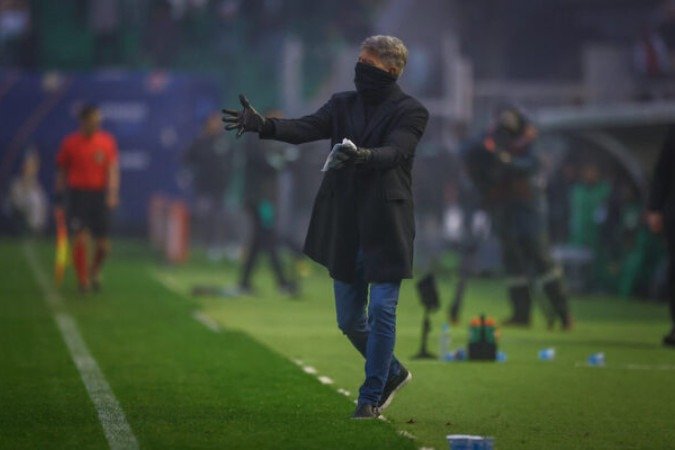 Renato Gaúcho na beira do campo orienta o time do Grêmio durante embate com o Juventude -  (crédito: Foto: Lucas Uebel/Grêmio FBPA)