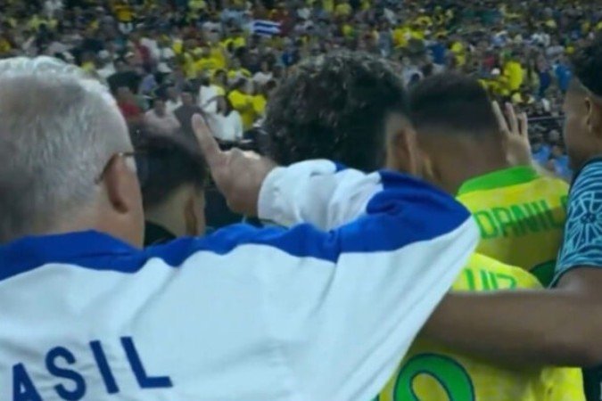 Momento em que Dorival Júnior fica fora da roda dos jogadores repercute mundialmente - (crédito: Foto: Reprodução de TV) Momento em que Dorival Júnior fica fora da roda dos jogadores repercute mundialmente - (crédito: Foto: Reprodução de TV)