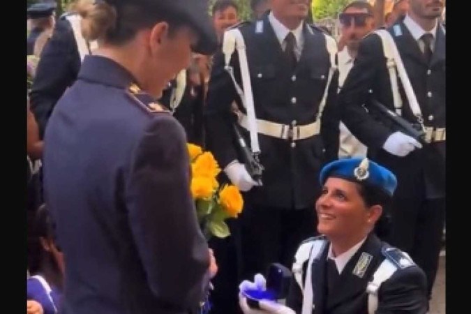 Policial italiana Giulia Latorre teve o apoio dos colegas para fazer uma surpresa para a namorada, Rosy Grano, e pedi-la em casamento -  (crédito: Reprodução/TikTok)