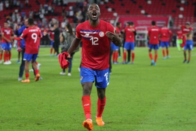 Costa Rica's forward Joel Campbell celebrates with the fans after winning the FIFA World Cup 2022 inter-confederation play-offs match between Costa Rica and New Zealand on June 14, 2022, at the Ahmed bin Ali Stadium in the Qatari city of Ar-Rayyan. - Costa Rica beat New Zealand 1-0 to claim the last spot at this year's World Cup finals. Joel Campbell scored the only goal in the third minute. (Photo by MUSTAFA ABUMUNES / AFP) (Photo by MUSTAFA ABUMUNES/AFP via Getty Images)
- (crédito: AFP via Getty Images) Costa Rica's forward Joel Campbell celebrates with the fans after winning the FIFA World Cup 2022 inter-confederation play-offs match between Costa Rica and New Zealand on June 14, 2022, at the Ahmed bin Ali Stadium in the Qatari city of Ar-Rayyan. - Costa Rica beat New Zealand 1-0 to claim the last spot at this year's World Cup finals. Joel Campbell scored the only goal in the third minute. (Photo by MUSTAFA ABUMUNES / AFP) (Photo by MUSTAFA ABUMUNES/AFP via Getty Images)
- (crédito: AFP via Getty Images)