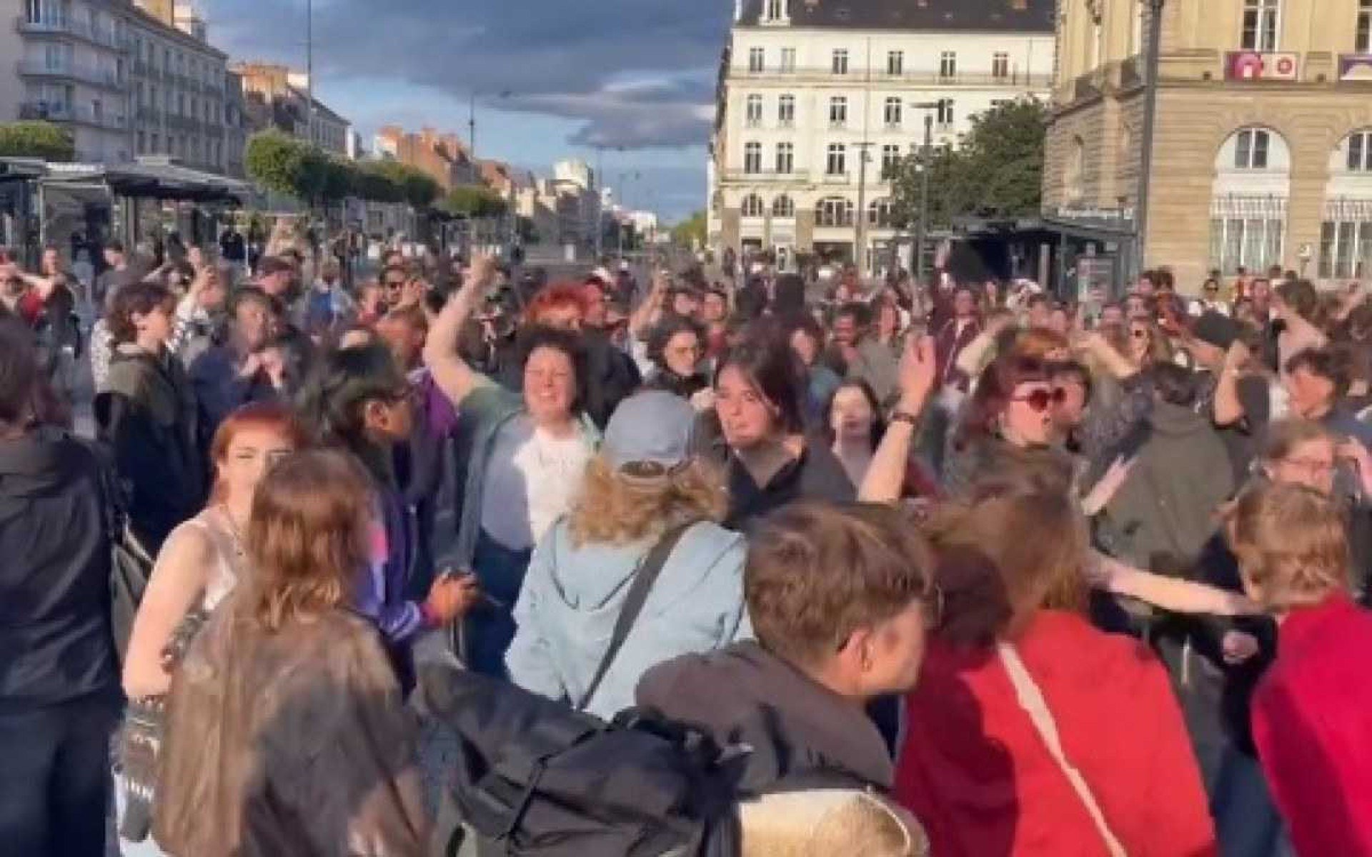Franceses comemoram vitória da esquerda no 2º turno das eleições 