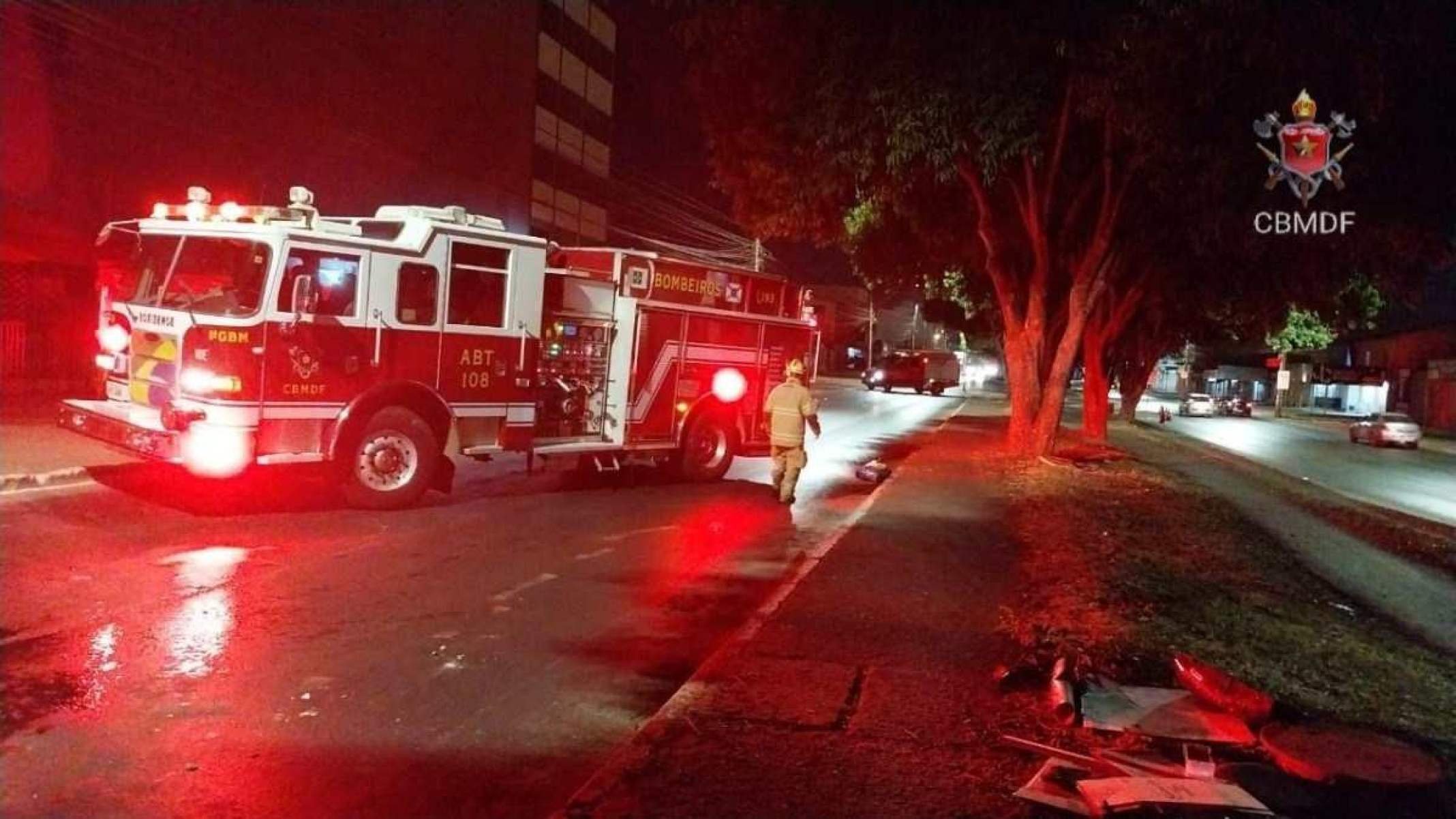 Motociclista derrapa em óleo na pista e é atropelado na Ceilândia