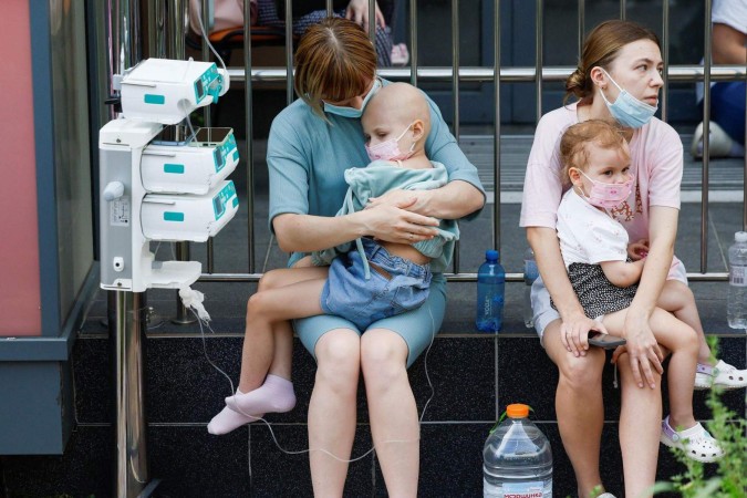 Uma verdadeira corrente humana se formou para remover os escombros, depois que o ataque destruiu parte do Hospital Infantil Okhmadyt -  (crédito: Reuters)