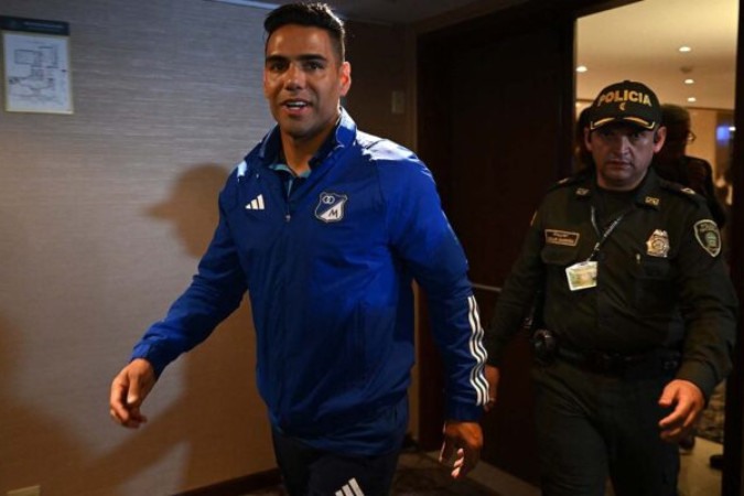  Colombian forward Radamel Falcao Garcia, who signed for Millonarios FC of Colombia, arrives to a press conference in Bogota on July 04, 2024. (Photo by Raul ARBOLEDA / AFP) (Photo by RAUL ARBOLEDA/AFP via Getty Images)
     -  (crédito:  AFP via Getty Images)