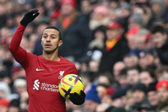  Liverpool's Spanish midfielder Thiago Alcantara prepares to throw during the English Premier League football match between Liverpool and Chelsea at Anfield in Liverpool, north west England on January 21, 2023. - - RESTRICTED TO EDITORIAL USE. No use with unauthorized audio, video, data, fixture lists, club/league logos or 'live' services. Online in-match use limited to 120 images. An additional 40 images may be used in extra time. No video emulation. Social media in-match use limited to 120 images. An additional 40 images may be used in extra time. No use in betting publications, games or single club/league/player publications. (Photo by Paul ELLIS / AFP) / RESTRICTED TO EDITORIAL USE. No use with unauthorized audio, video, data, fixture lists, club/league logos or 'live' services. Online in-match use limited to 120 images. An additional 40 images may be used in extra time. No video emulation. Social media in-match use limited to 120 images. An additional 40 images may be used in extra time. No use in betting publications, games or single club/league/player publications. / RESTRICTED TO EDITORIAL USE. No use with unauthorized audio, video, data, fixture lists, club/league logos or 'live' services. Online in-match use limited to 120 images. An additional 40 images may be used in extra time. No video emulation. Social media in-match use limited to 120 images. An additional 40 images may be used in extra time. No use in betting publications, games or single club/league/player publications. (Photo by PAUL ELLIS/AFP via Getty Images)
     -  (crédito:  AFP via Getty Images)