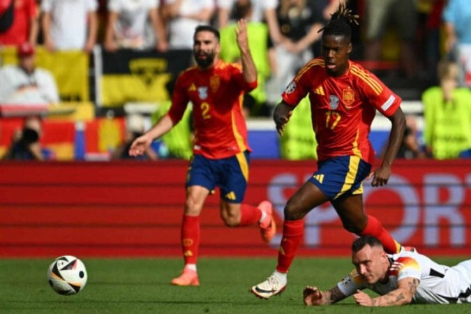 Nico em ação pela Espanha na Eurocopa -  (crédito: (Foto: FABRICE COFFRINI/AFP via Getty Images))