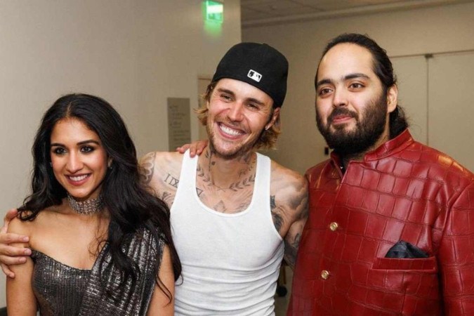 Justin Bieber ao lado dos noivos, Anant Ambani e Radhika Merchant -  (crédito: Reprodução/Instagram)