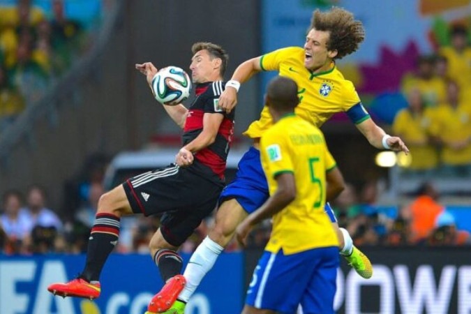 Miroslav Klose, David Luiz e Fernandinho  disputam a bola no fatídico Brasil 1 x 7 Alemanha, pela semifinal da Copa do Mundo de 2014 - Marcello Casal Jr/Agência Brasil -  (crédito: Foto: Marcello Casal Jr/Agência Brasil)