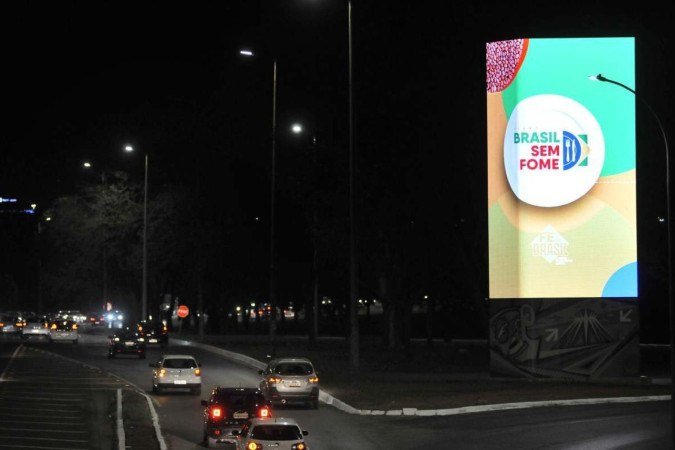 Especialistas apontam que painéis de led trazem danos ao meio ambiente e têm níveis de luminância que colocam os motoristas em risco