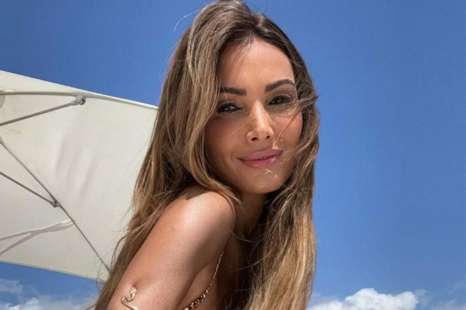 Patrícia Poeta posa de biquíni na praia em look todo branco -  (crédito: Observatorio dos Famosos)