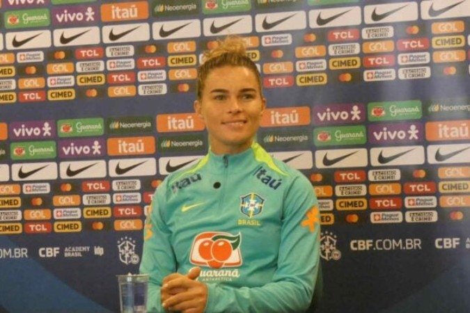Lateral Tamires, da Seleção feminina, concedeu coletiva nesta segunda-feira (8) -  (crédito: Foto: Lucas Bayer/Jogada10)