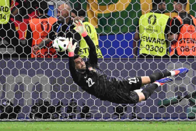 Diogo Costa em ação na Eurocopa 2024 - Foto: Ronny Hartmann/AFP via Getty Images -  (crédito: Ronny Hartmann/AFP via Getty Images)