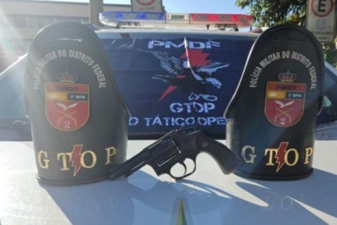 O projétil atingiu o teto do veículo da vítima, sem causar ferimentos. Pai e filha, além das testemunhas, foram encaminhados à delegacia - (crédito: PMDF/Divulgação) O projétil atingiu o teto do veículo da vítima, sem causar ferimentos. Pai e filha, além das testemunhas, foram encaminhados à delegacia - (crédito: PMDF/Divulgação)