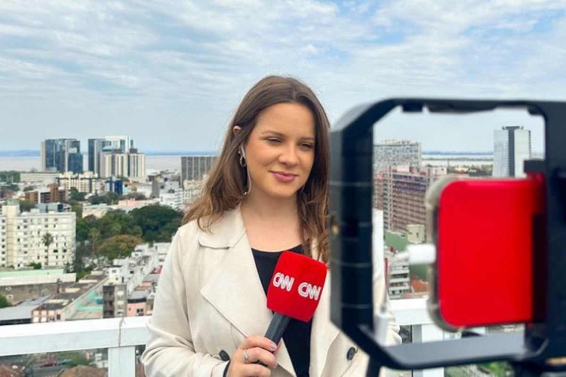 Repórter da CNN é hostilizada em cúpula da direita em Balneário Camboriú