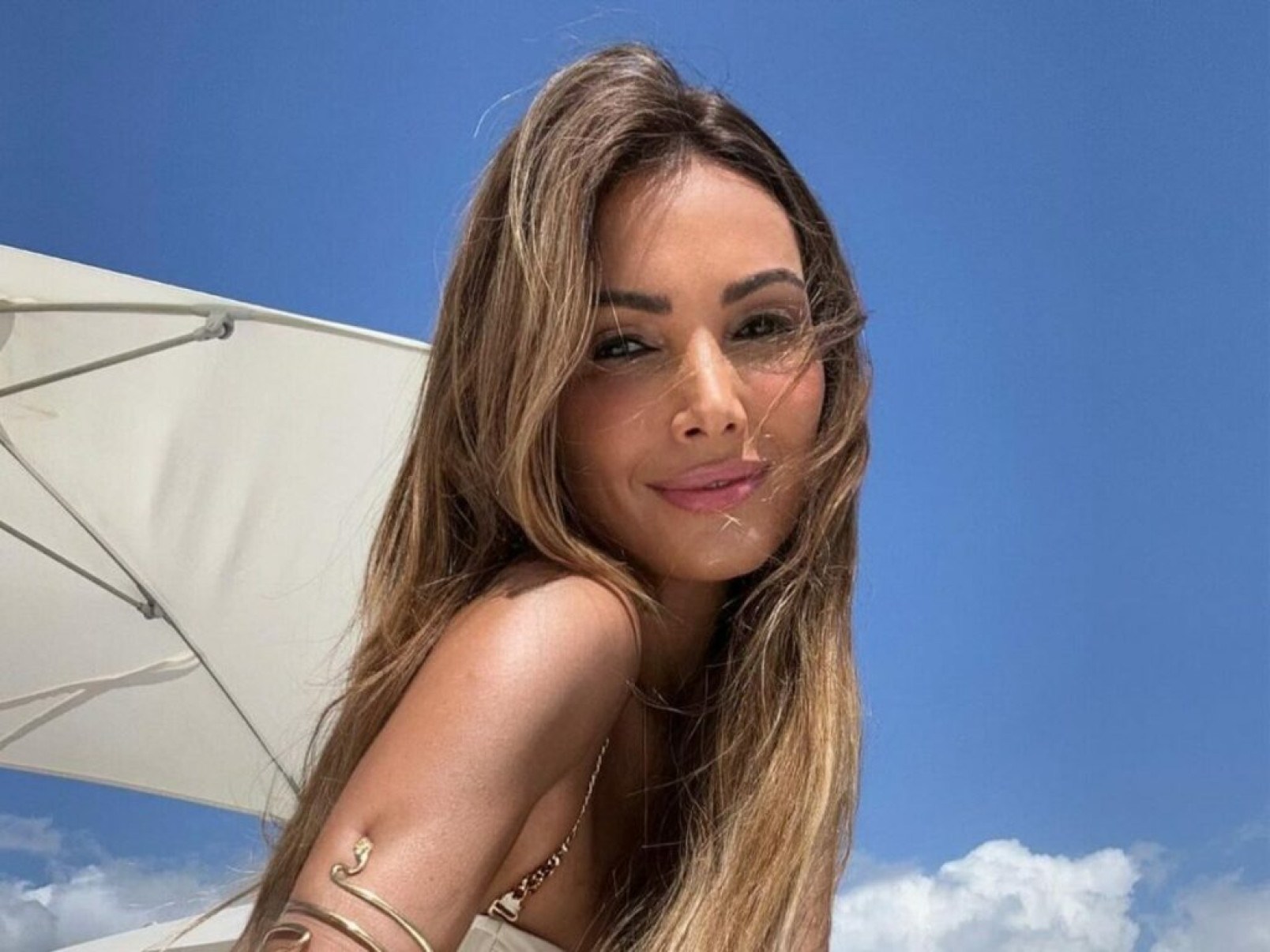 Patrícia Poeta posa de biquíni na praia em look todo branco