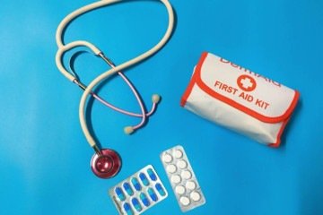 Estetosc&oacute;pio para medir batimentos card&iacute;acos, medicamentos e kit de primeiros socorros -  (crédito: Kristine Wook/Unsplash)