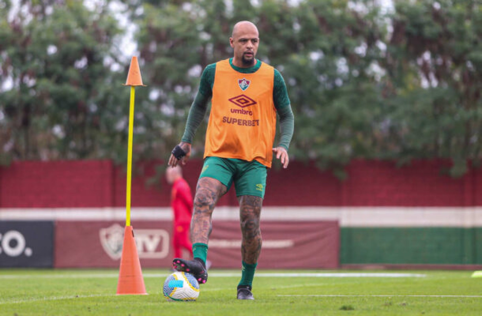 Felipe Melo treina com bola e se aproxima de retorno no Fluminense