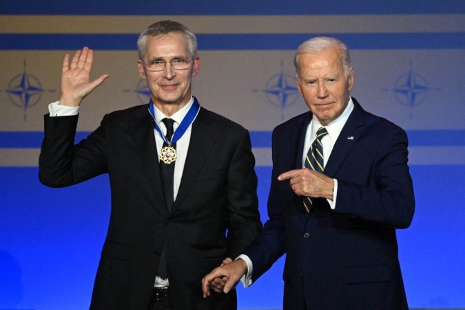 Joe Biden (D), após conceder a Medalha da Liberdade ao Secretário-Geral Jens Stoltenberg