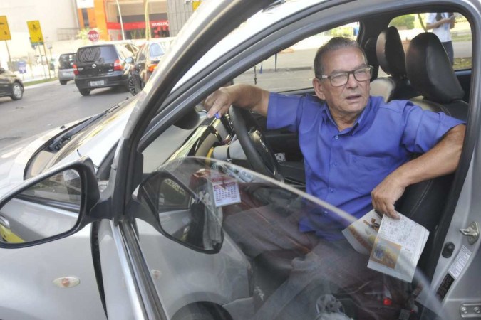 O taxista Francisco Sobrinho demora mais de uma hora no trajeto entre Águas Claras e Plano Piloto -  (crédito: Minervino Júnior/CB)