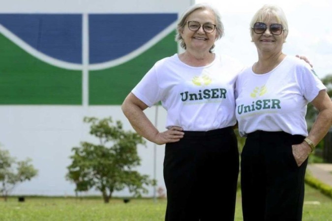 Maria Anunciada de Sousa e a amiga Maria dos Anjos Oliveira (D) são alunas do curso de extensão do UniSer -  (crédito: Marcelo Ferreira/CB/D.A Press)