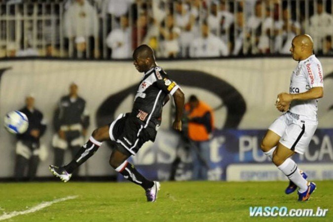 Zé Roberto marca pelo Vasco contra o Corinthians, com Roberto Carlos observando -  (crédito: Foto: Divulgação / vasco.com.br)
