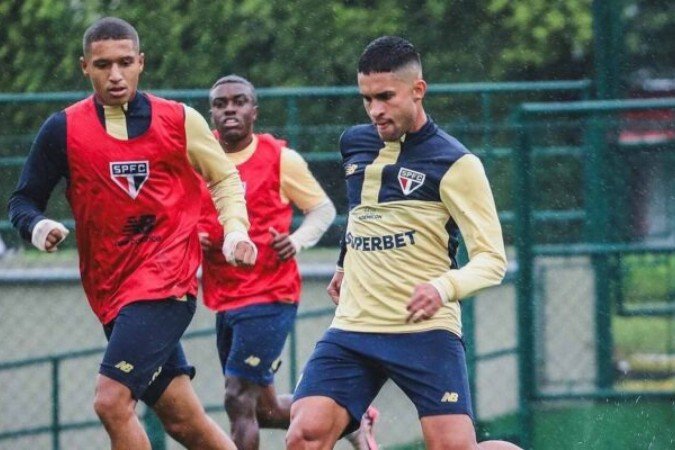 Técnico Zubeldía e o goleiro Rafael conversam durante treino do São Paulo -  (crédito: Foto: Erico Leonan / saopaulofc.net)