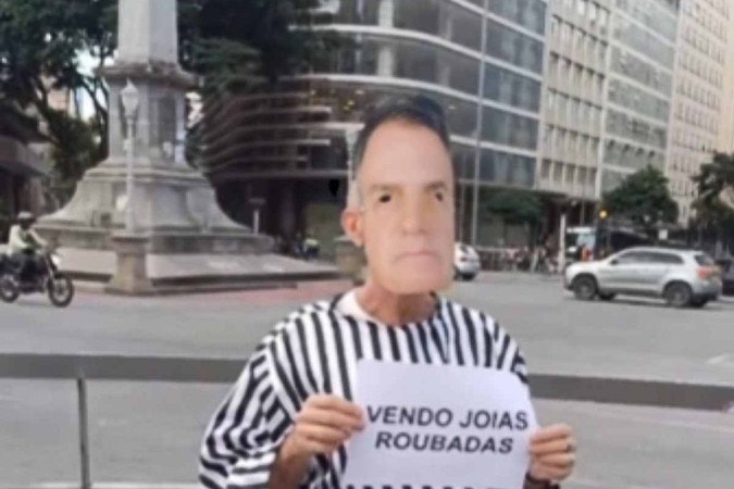 O ator Munish Prem, integrante do Coletivo Alvorado, desfilou pela Praça Sete nesta terça-feira (9/7) vestido de presidiário -  (crédito: Captura de tela/Coletivo Alvorada)