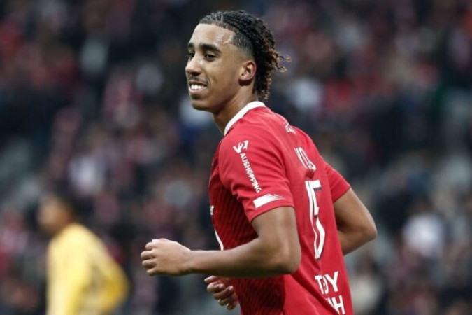  Lille's French defender #15 Leny Yoro celebrates after scoring his team's first goal during the French L1 football match between Lille OSC (LOSC) and Toulouse FC (TFC) at the Stade Pierre-Mauroy in Villeneuve-d'Ascq, northern France on November 12, 2023. (Photo by Sameer Al-DOUMY / AFP) (Photo by SAMEER AL-DOUMY/AFP via Getty Images)
       -  (crédito:  AFP via Getty Images)