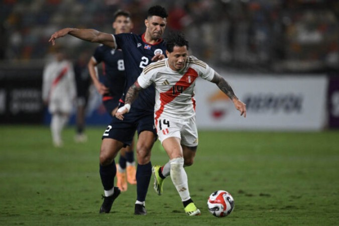  Peru's forward Gianluca Lapadula (R) drives the ball past Dominican Republic's defender Brayan Ademan during the international friendly football match between Peru and Dominican Republic at the Monumental Stadium in Lima on March 26, 2024. (Photo by Ernesto BENAVIDES / AFP)
     -  (crédito:  AFP via Getty Images)