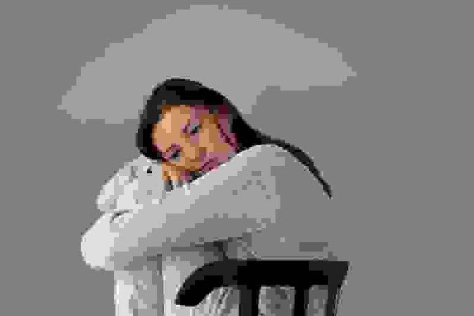 Filhas de mães narcisistas podem apresentar baixa autoestima, dificuldade em manter relações saudáveis e em estabelecer limites 