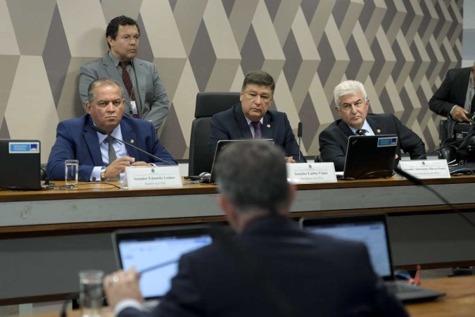  O relator, Eduardo Gomes (à esquerda), pediu mais tempo para promover alterações no parecer -  (crédito: Saulo Cruz/Agência Senado)