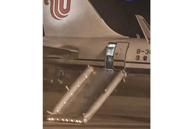 Passageira aciona porta de emergência do avião por acidente ao buscar banheiro
- (crédito: Reprodução/X @FL360aero) Passageira aciona porta de emergência do avião por acidente ao buscar banheiro
- (crédito: Reprodução/X @FL360aero)