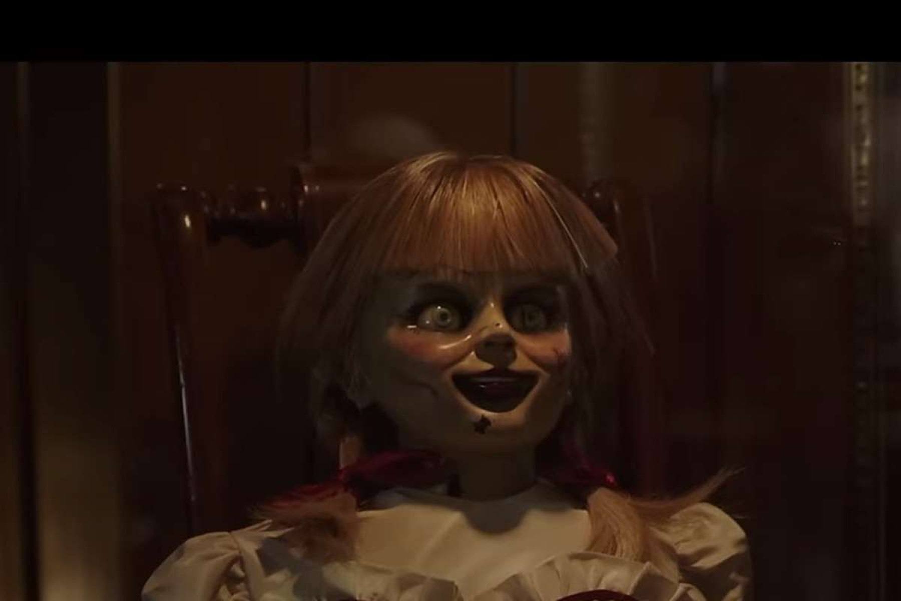 Anabelle usada em filmes é atingida por incêndio na exposição da Warner Bros