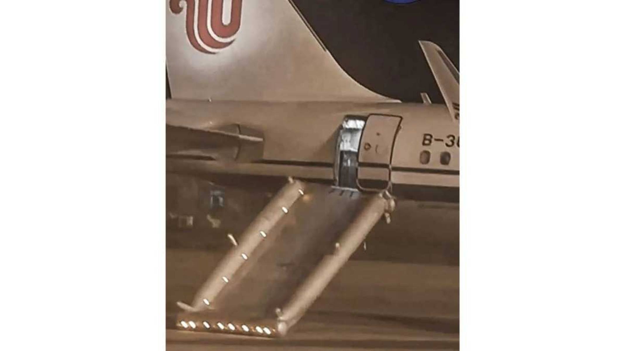 Passageira que procurava banheiro se confunde e abre porta de emergência do avião