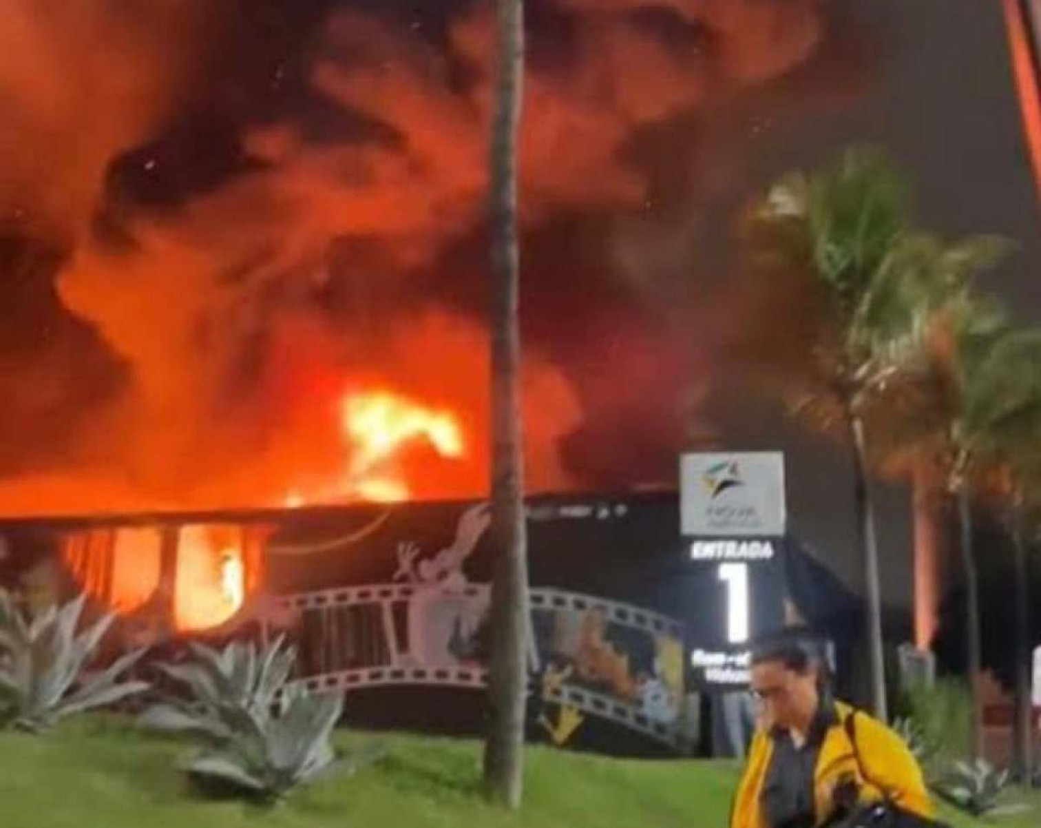 Exposição Casa Warner pega fogo em shopping do Rio