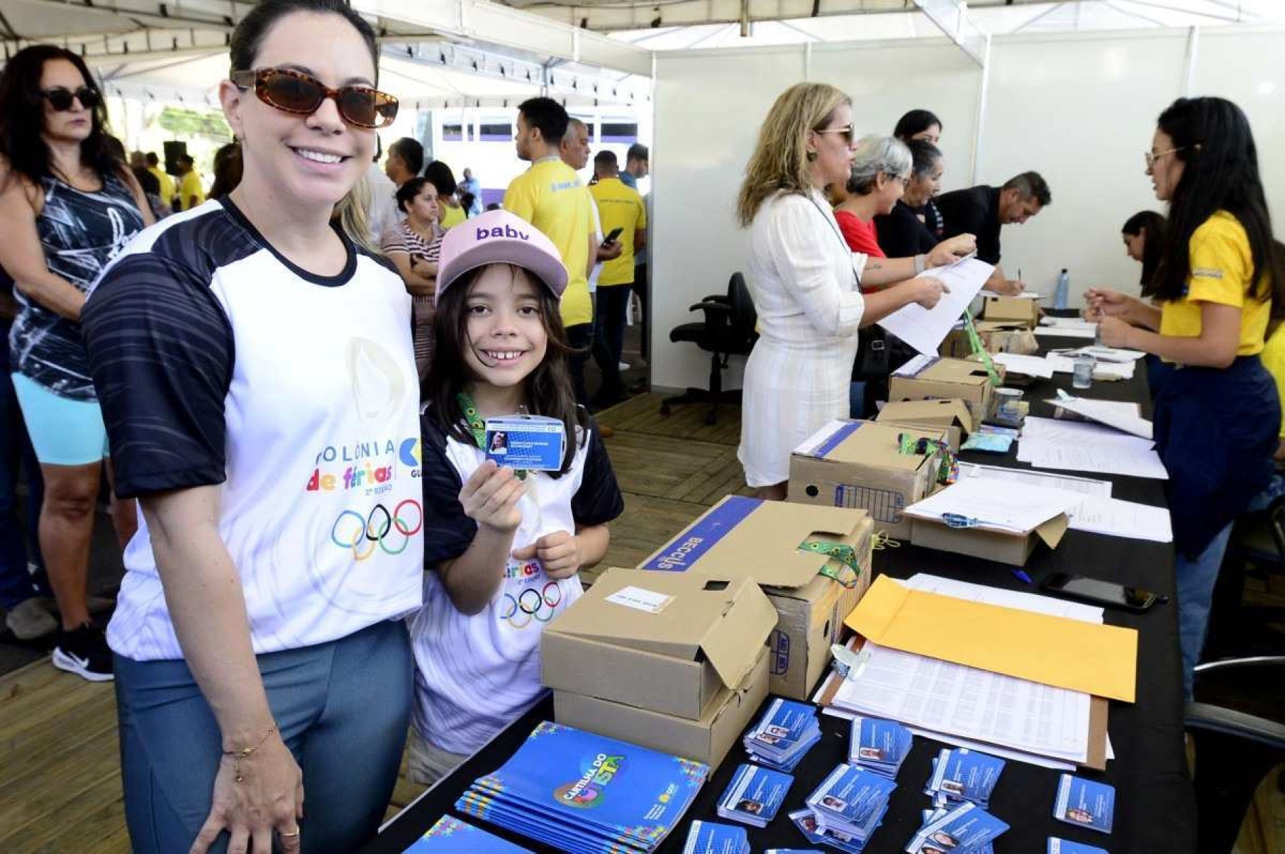 Cibele e a filha Maria Clara no Projeto Carreta da Inclusão, que começou pelo Guará 2 