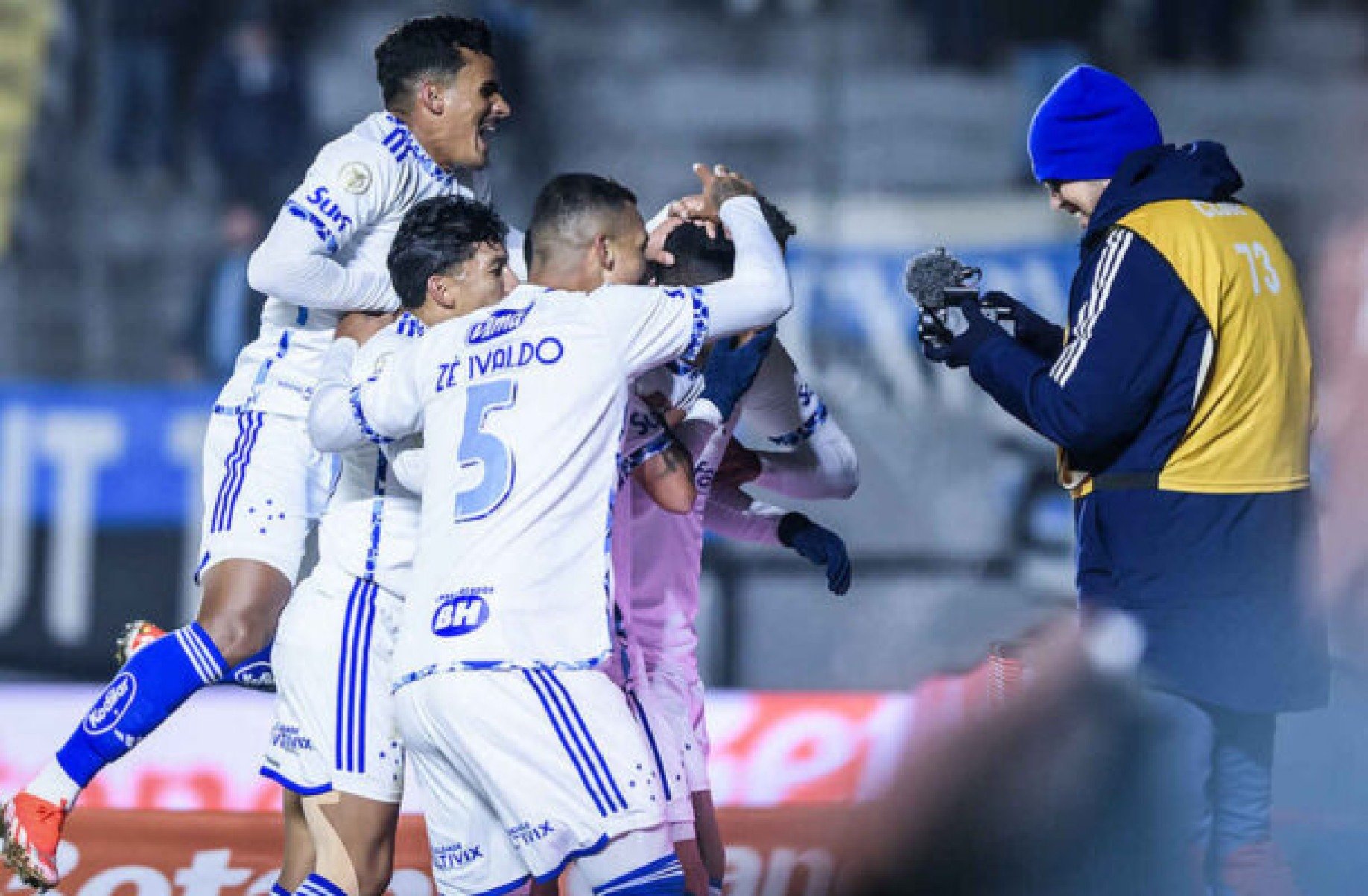 Cruzeiro vence e aumenta crise do Grêmio no Brasileirão