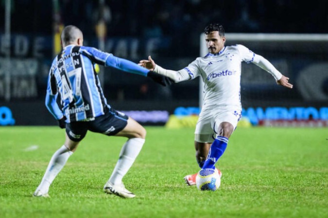 Alysson, do Grêmio, faz a marcação em cima do lateral cruzeirense Kaiki Bruno. -  (crédito: Foto: Gustavo Aleixo)