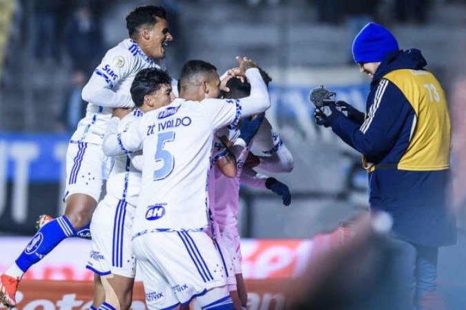 Jogadores de Grêmio e Cruzeiro em disputa de bola em Caxias do Sul - Foto: Gustavo Aleixo/Cruzeiro - (crédito: Gustavo Aleixo/Cruzeiro) Jogadores de Grêmio e Cruzeiro em disputa de bola em Caxias do Sul - Foto: Gustavo Aleixo/Cruzeiro - (crédito: Gustavo Aleixo/Cruzeiro)